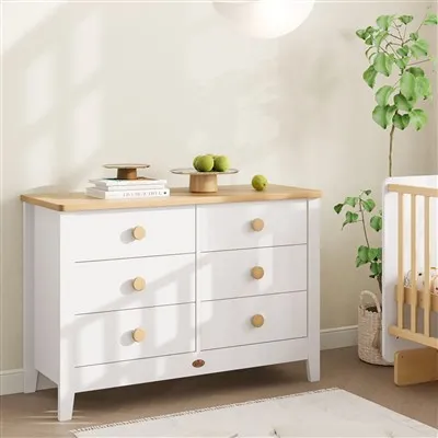 白いドレッサーとナイトスタンド